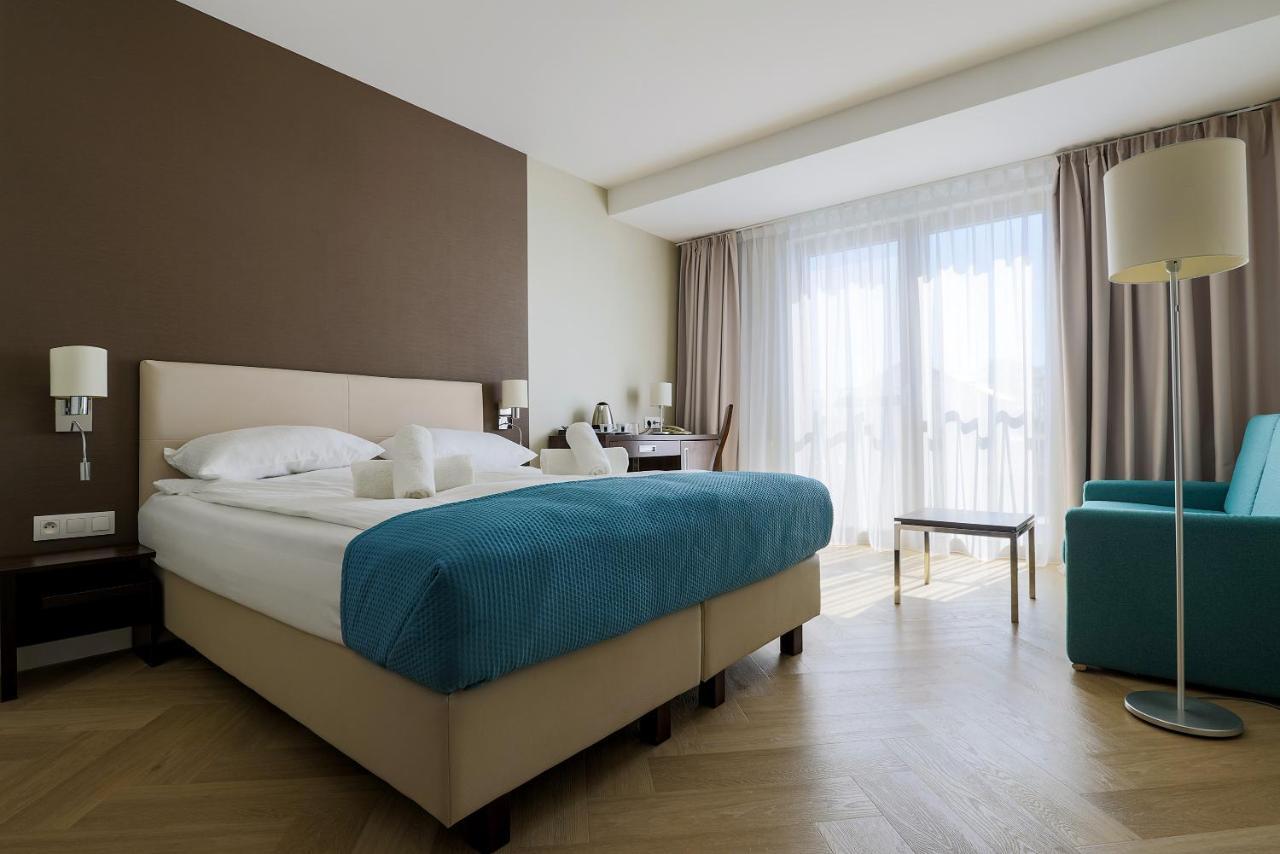 Hotel Meridian Халупи Екстер'єр фото